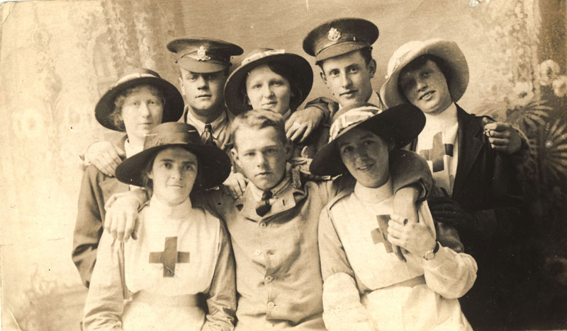 Postcard depicting Red Cross nurses and soldiers (c.1914-18)